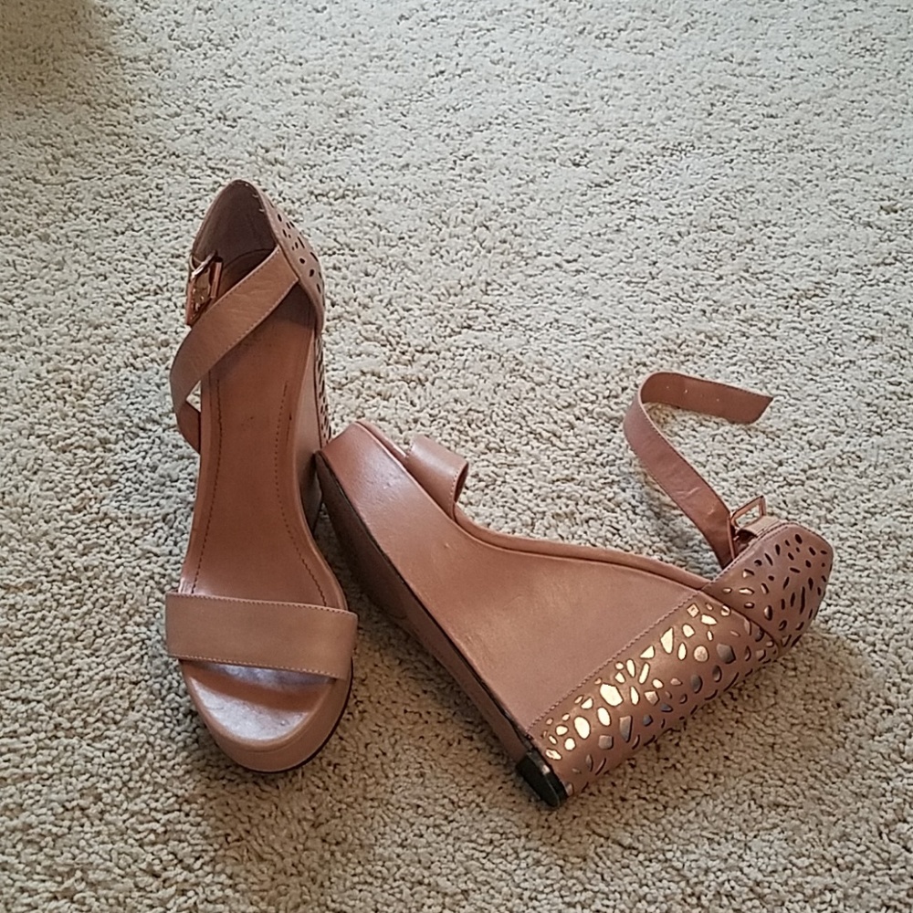 Vince Camuto nude wedges
